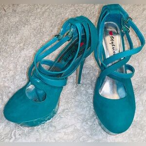Beautiful platform heels, unique color / size 10  / aqua color